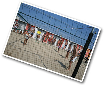 I grandi giocano a Beach Volley nel campo grande